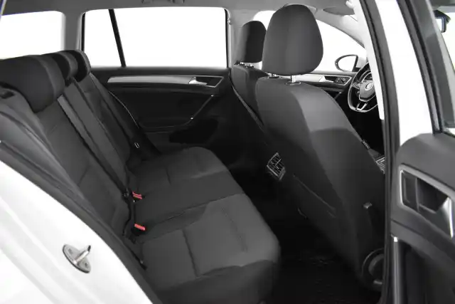 Valkoinen Farmari, Volkswagen Golf – BUK-218