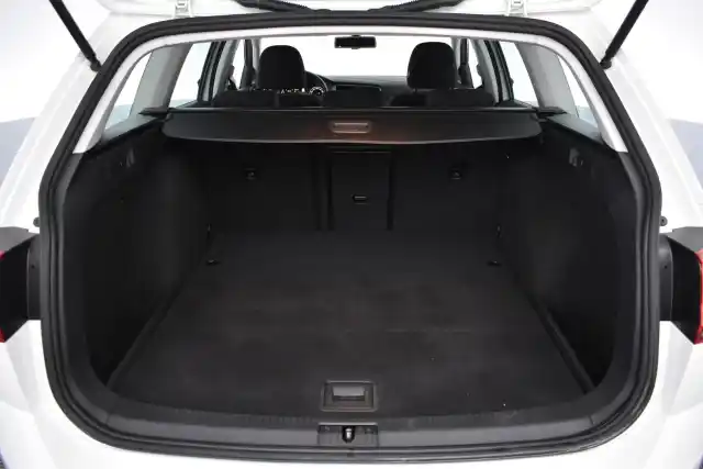 Valkoinen Farmari, Volkswagen Golf – BUK-218