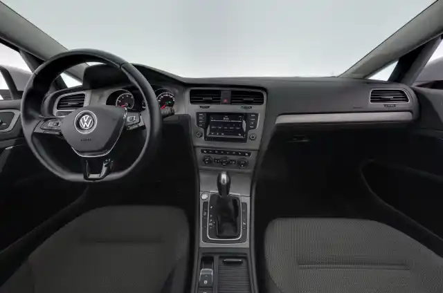 Valkoinen Farmari, Volkswagen Golf – BUK-218