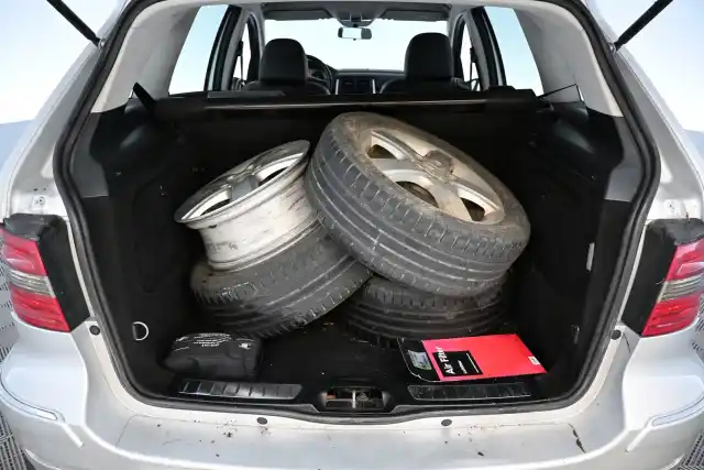 Harmaa Farmari, Mercedes-Benz B – BUK-593
