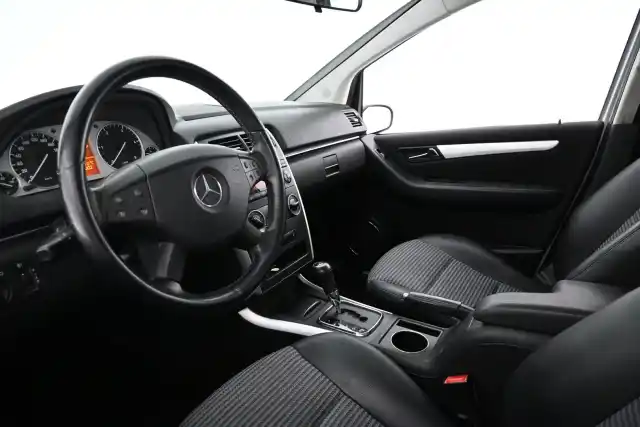 Harmaa Farmari, Mercedes-Benz B – BUK-593