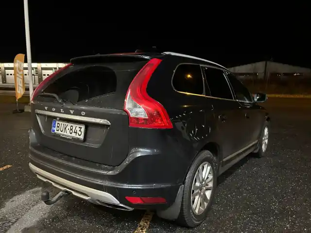 Musta Maastoauto, Volvo XC60 – BUK-843