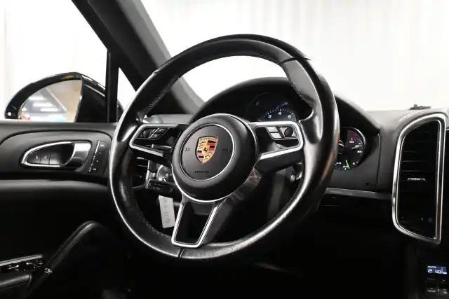 Musta Maastoauto, Porsche Cayenne – BUP-870