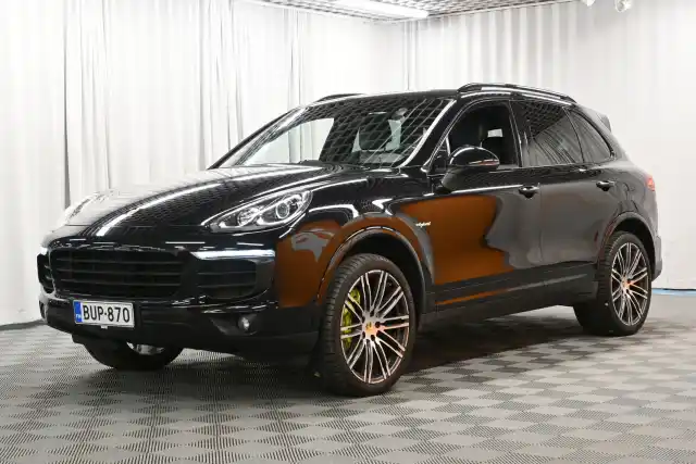 Musta Maastoauto, Porsche Cayenne – BUP-870