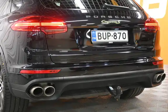 Musta Maastoauto, Porsche Cayenne – BUP-870