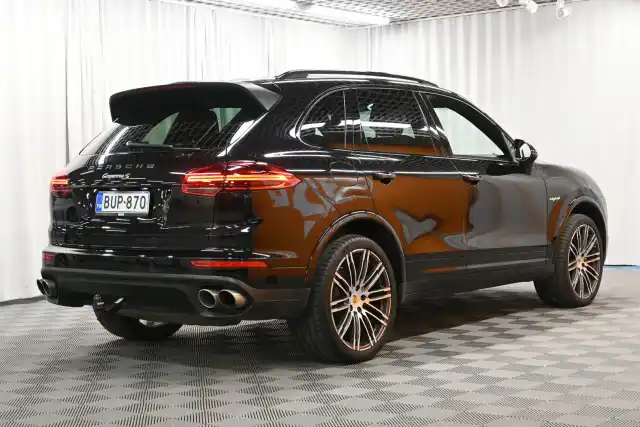 Musta Maastoauto, Porsche Cayenne – BUP-870