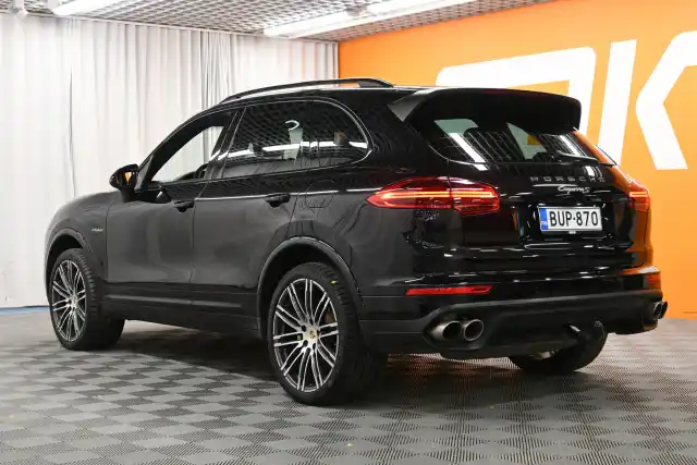 Musta Maastoauto, Porsche Cayenne – BUP-870