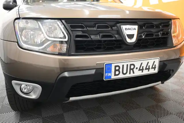 Ruskea Maastoauto, Dacia Duster – BUR-444