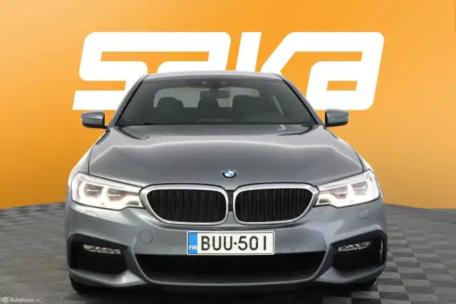 Harmaa Sedan, BMW 530 – BUU-501