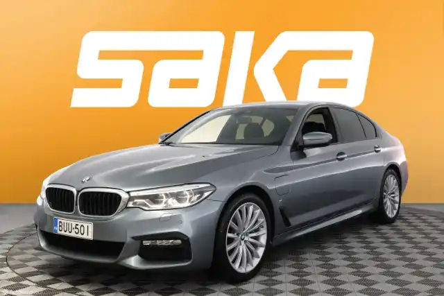 Harmaa Sedan, BMW 530 – BUU-501