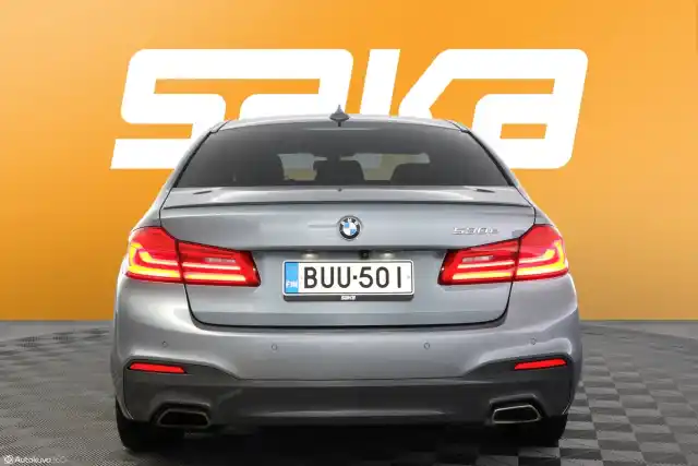 Harmaa Sedan, BMW 530 – BUU-501