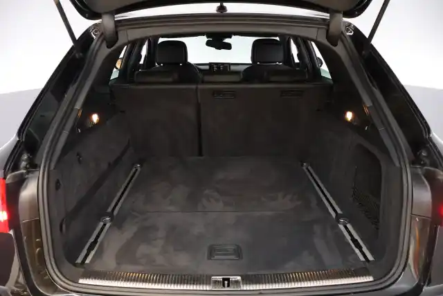 Musta Sedan, Audi A6 – BUX-208