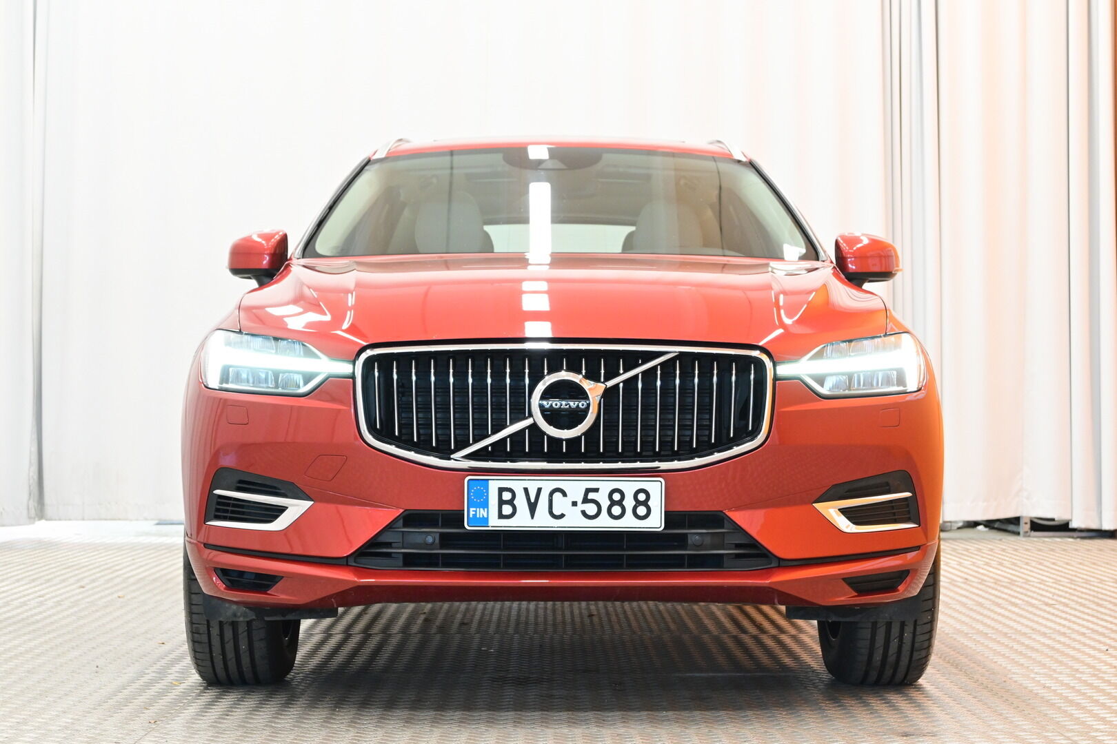 Punainen Maastoauto, Volvo XC60 – BVC-588