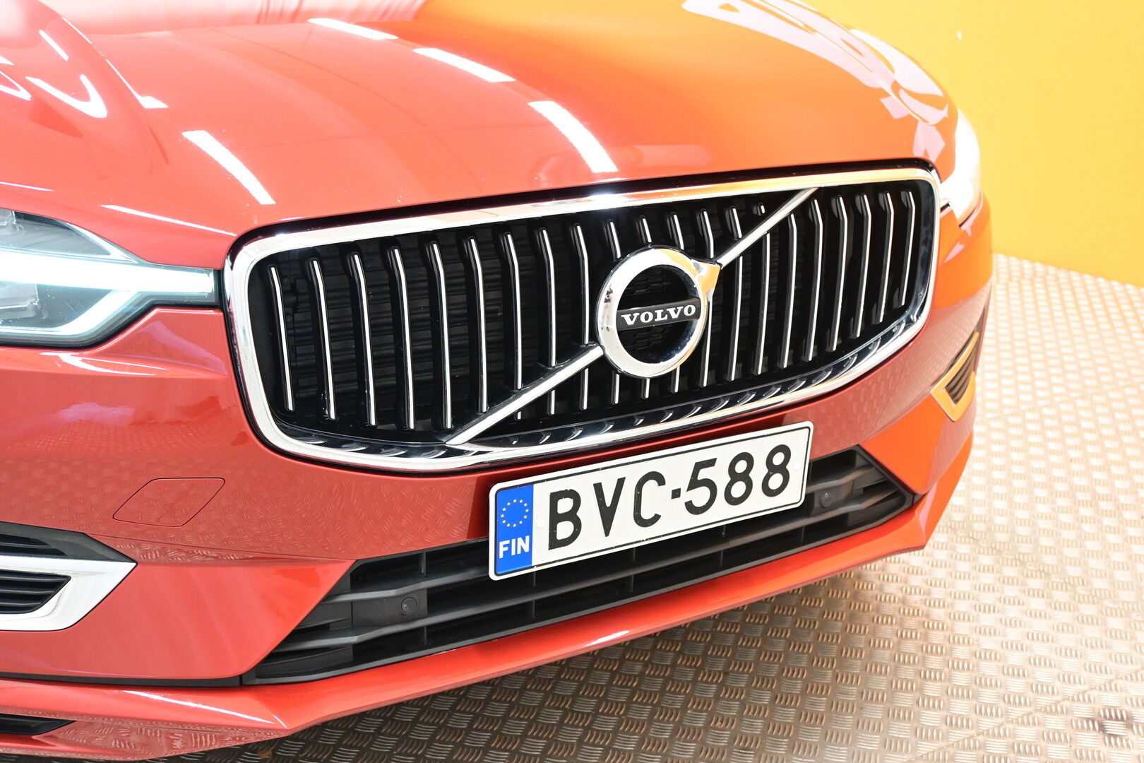 Punainen Maastoauto, Volvo XC60 – BVC-588