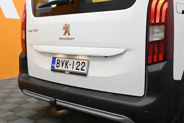 Valkoinen Tila-auto, Peugeot Rifter – BVK-122