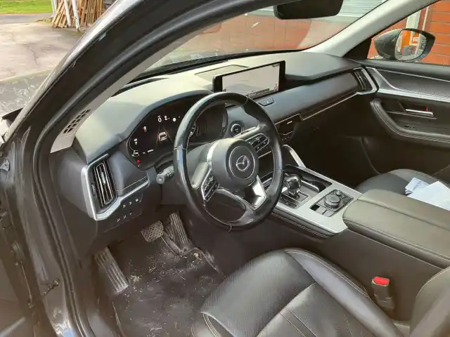 Harmaa Maastoauto, Mazda CX-60 – BVM-823