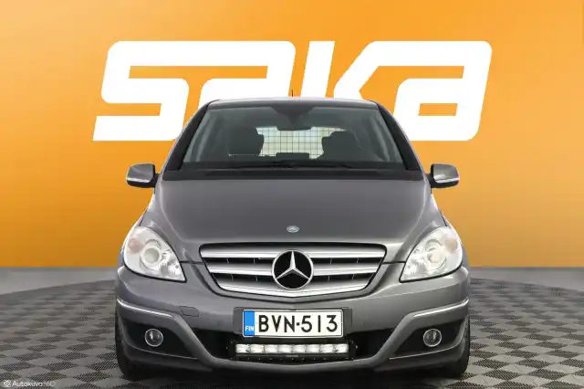 Harmaa Tila-auto, Mercedes-Benz B – BVN-513