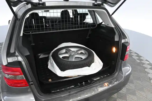 Harmaa Tila-auto, Mercedes-Benz B – BVN-513