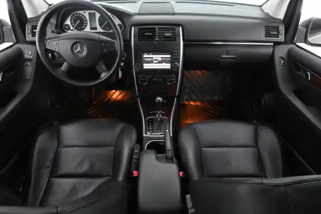 Harmaa Tila-auto, Mercedes-Benz B – BVN-513