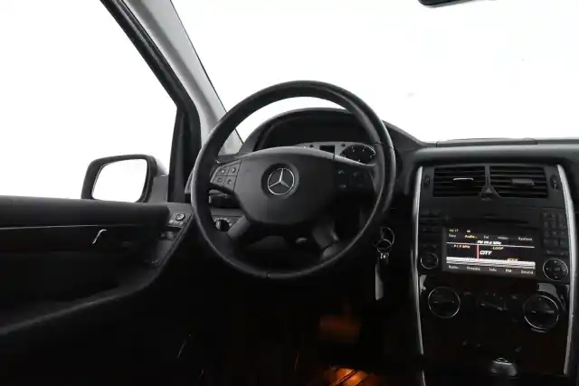 Harmaa Tila-auto, Mercedes-Benz B – BVN-513