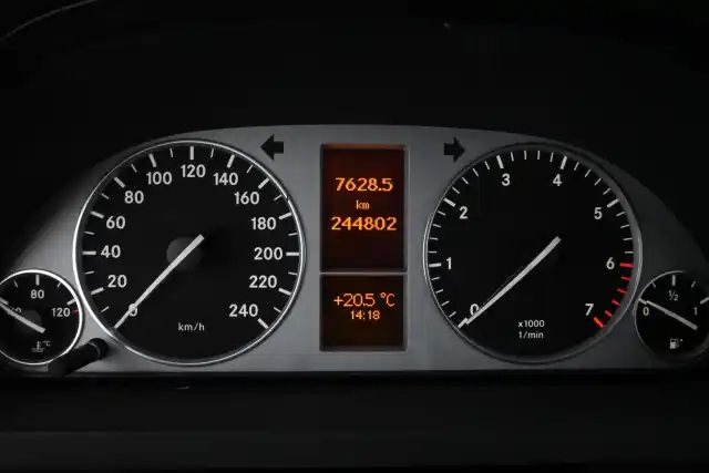 Harmaa Tila-auto, Mercedes-Benz B – BVN-513