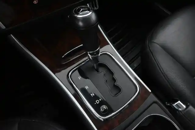 Harmaa Tila-auto, Mercedes-Benz B – BVN-513