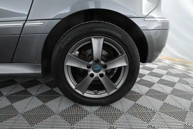 Harmaa Tila-auto, Mercedes-Benz B – BVN-513