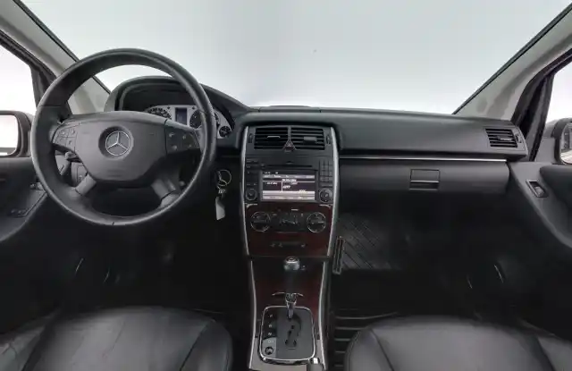 Harmaa Tila-auto, Mercedes-Benz B – BVN-513