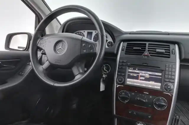 Harmaa Tila-auto, Mercedes-Benz B – BVN-513