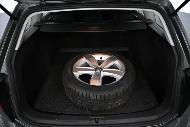Harmaa Farmari, Volkswagen Golf – BVO-345