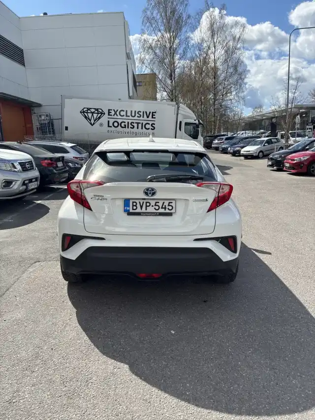 Valkoinen Maastoauto, Toyota C-HR – BVP-545