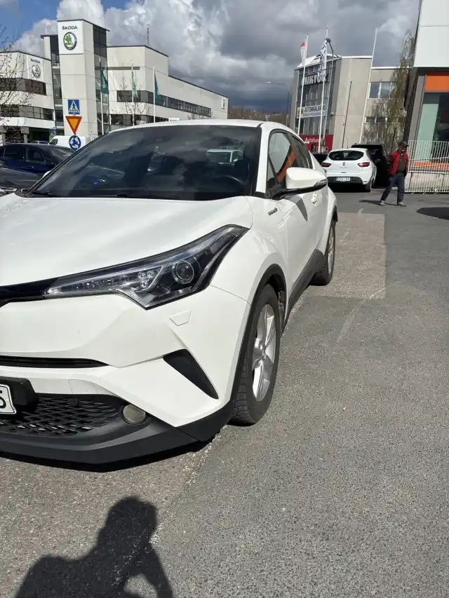 Valkoinen Maastoauto, Toyota C-HR – BVP-545