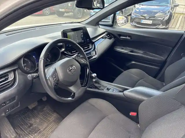 Valkoinen Maastoauto, Toyota C-HR – BVP-545
