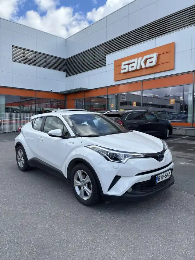 Valkoinen Maastoauto, Toyota C-HR – BVP-545