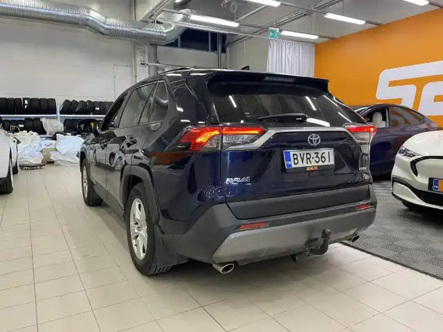 Sininen Maastoauto, Toyota RAV4 – BVR-361