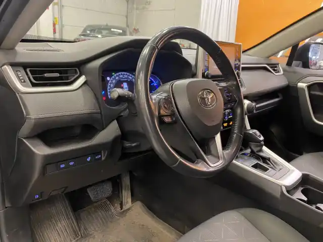 Sininen Maastoauto, Toyota RAV4 – BVR-361