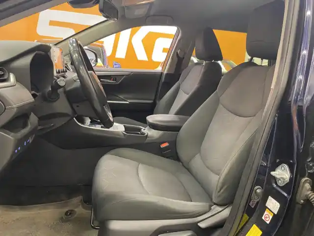 Sininen Maastoauto, Toyota RAV4 – BVR-361