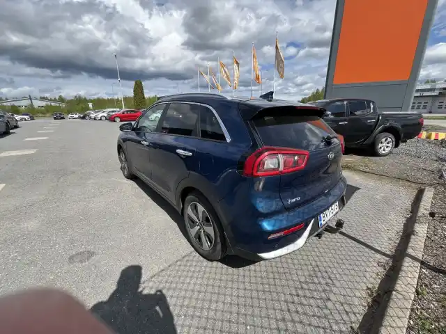 Sininen Maastoauto, Kia Niro – BVT-515