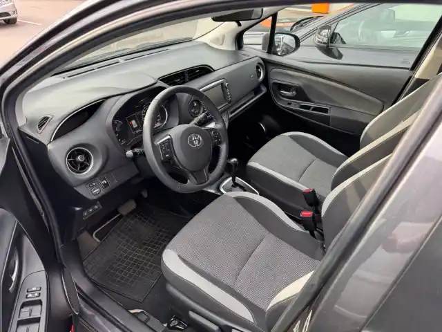 Harmaa Viistoperä, Toyota Yaris – BVU-184