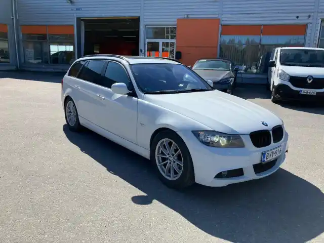 Valkoinen Farmari, BMW 320 – BVV-916