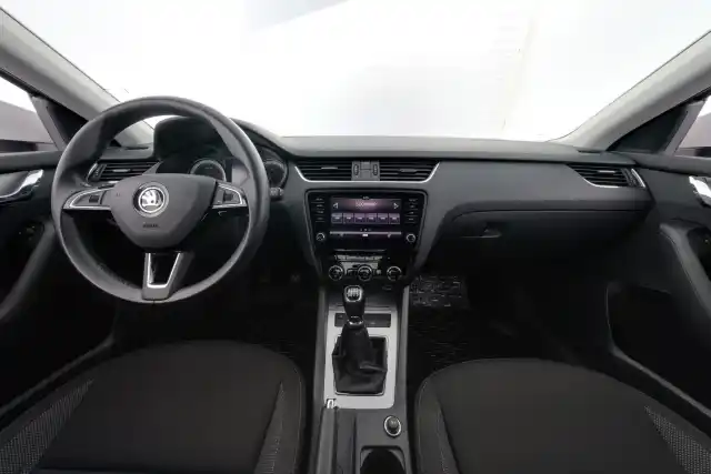 Valkoinen Viistoperä, Skoda Octavia – BVX-921