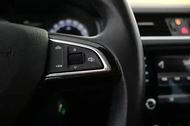 Valkoinen Viistoperä, Skoda Octavia – BVX-921