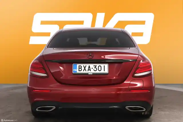 Punainen Sedan, Mercedes-Benz E – BXA-301