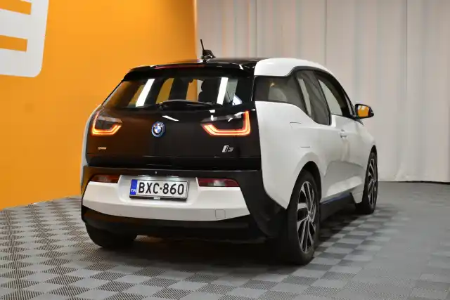 Valkoinen Sedan, BMW i3 – BXC-860