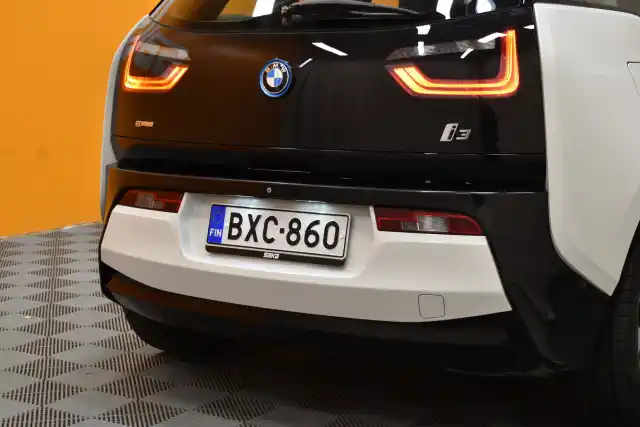 Valkoinen Sedan, BMW i3 – BXC-860