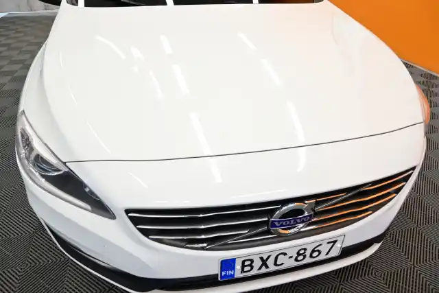 Valkoinen Farmari, Volvo V60 – BXC-867