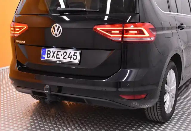Musta Tila-auto, Volkswagen Touran – BXE-245
