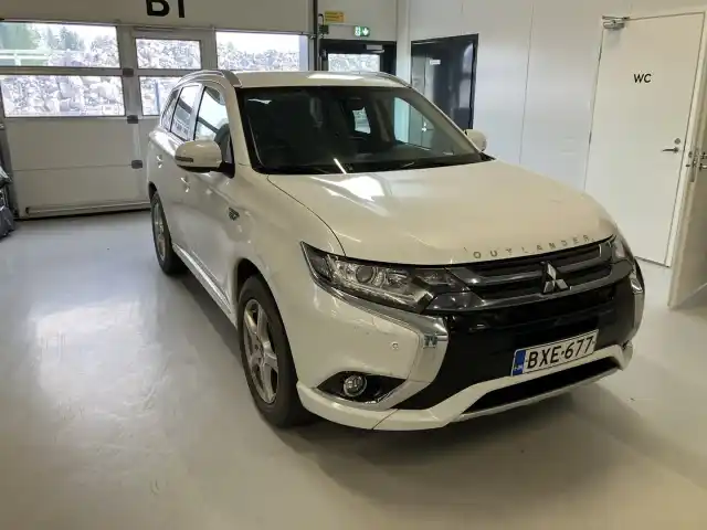 Valkoinen Maastoauto, Mitsubishi Outlander – BXE-677