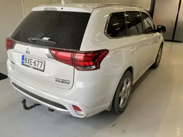 Valkoinen Maastoauto, Mitsubishi Outlander – BXE-677
