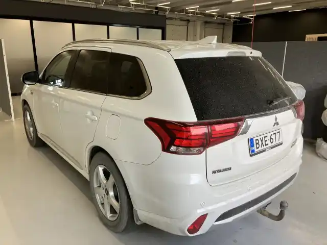 Valkoinen Maastoauto, Mitsubishi Outlander – BXE-677